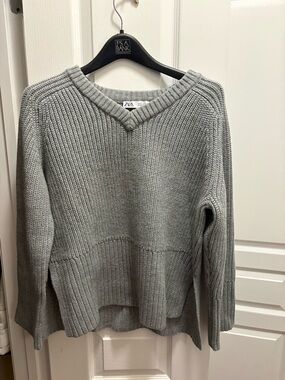 Zara Men’s V‑Neck Ribbed Knit Sweater in Light Gray